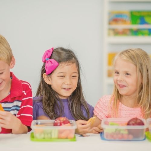 Kids eating lunch