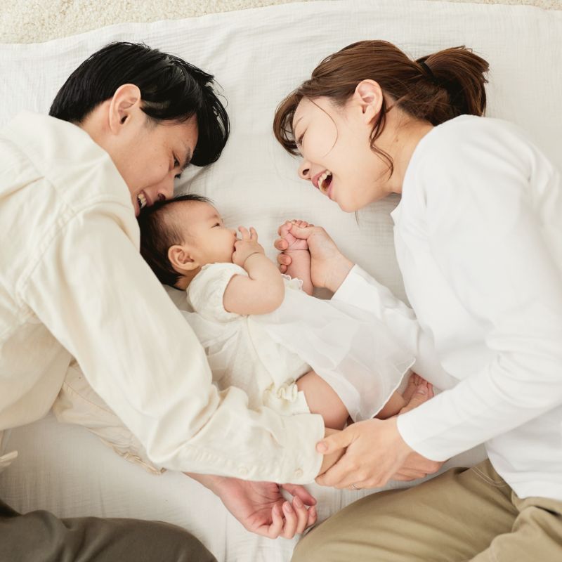 parents cuddling with baby