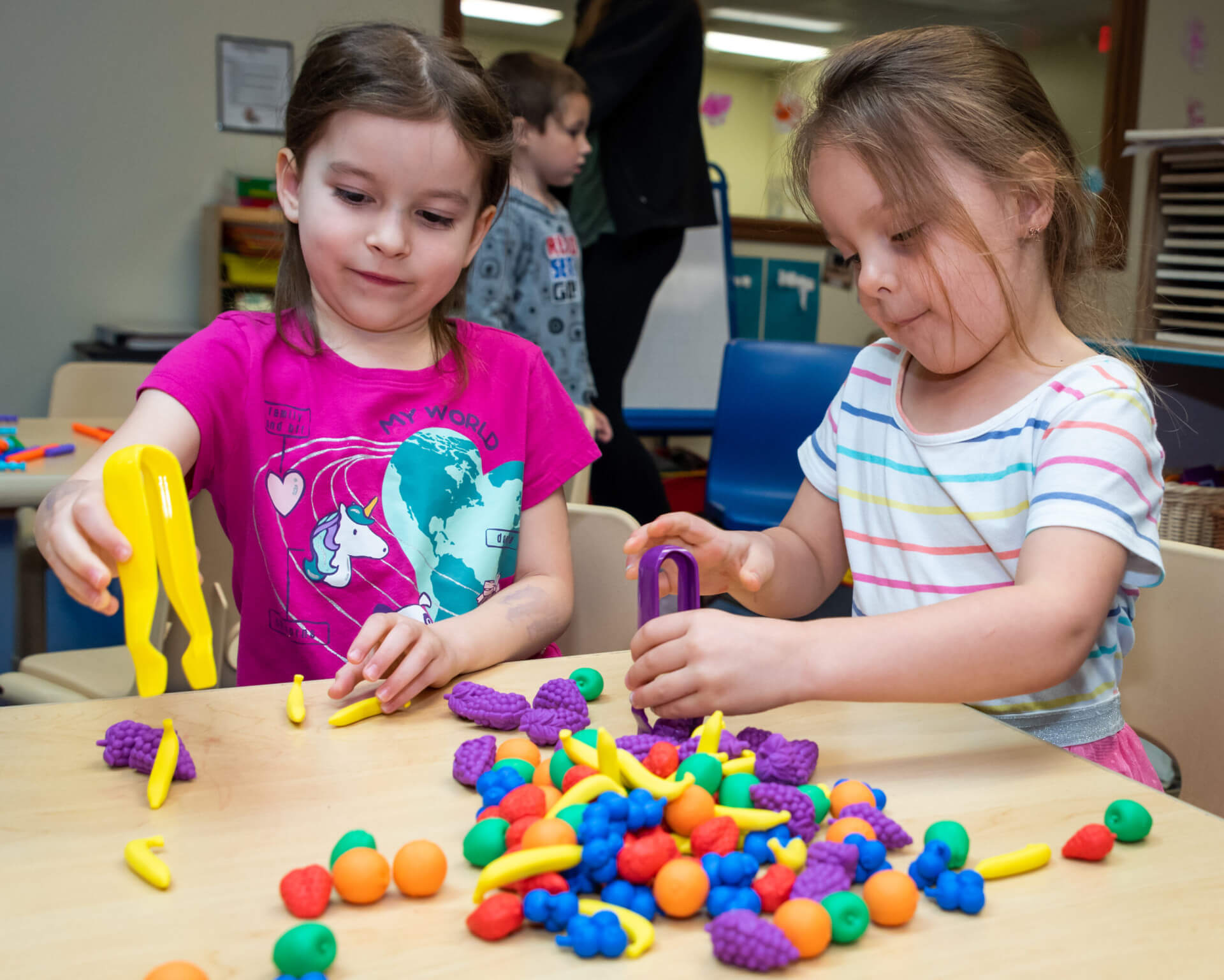 preschool-girls-playing-blocks