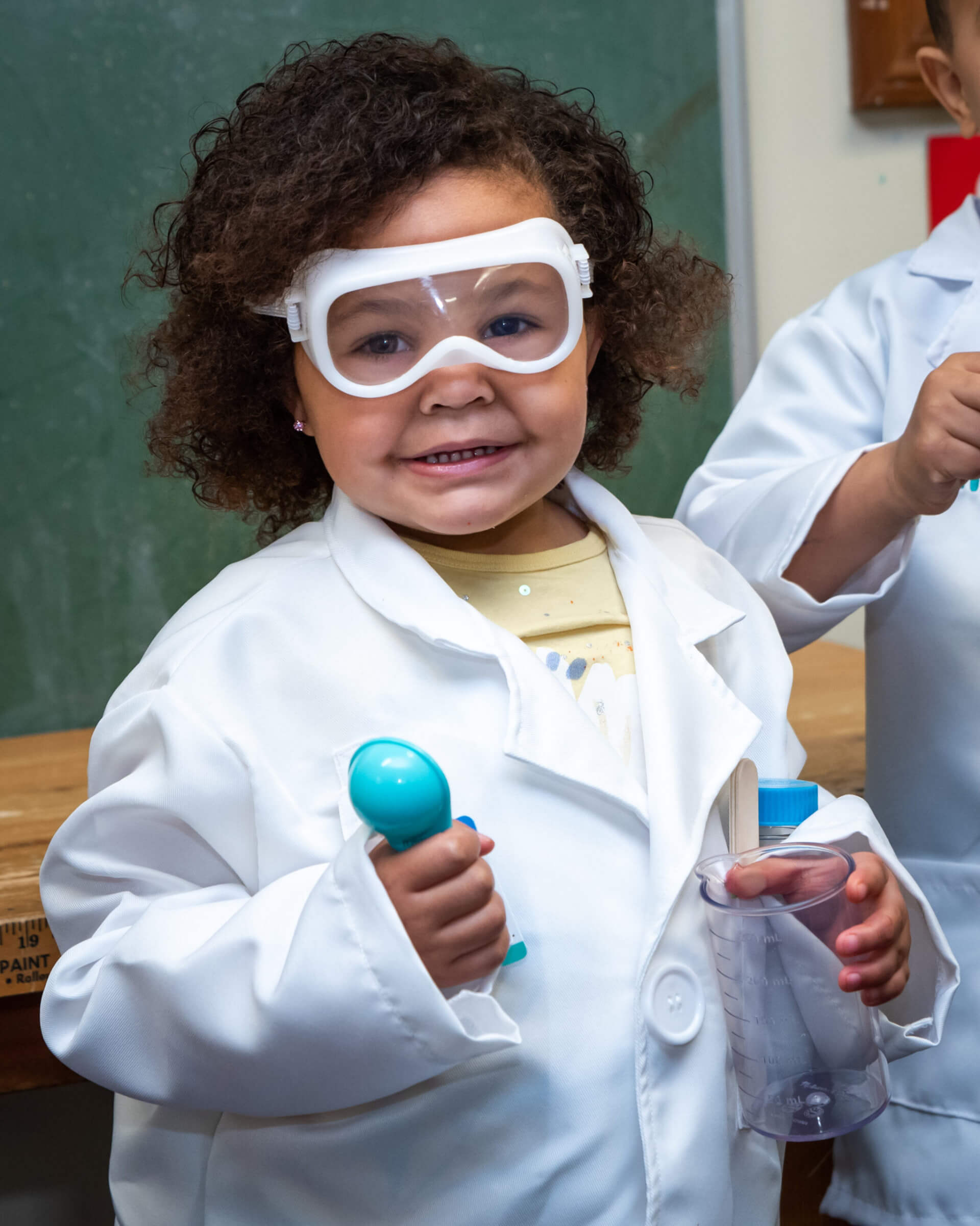preschool-upclose-science-experiment-girl