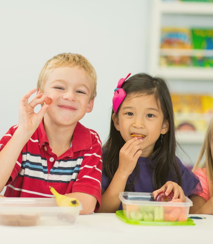 preschool kids eating lunch