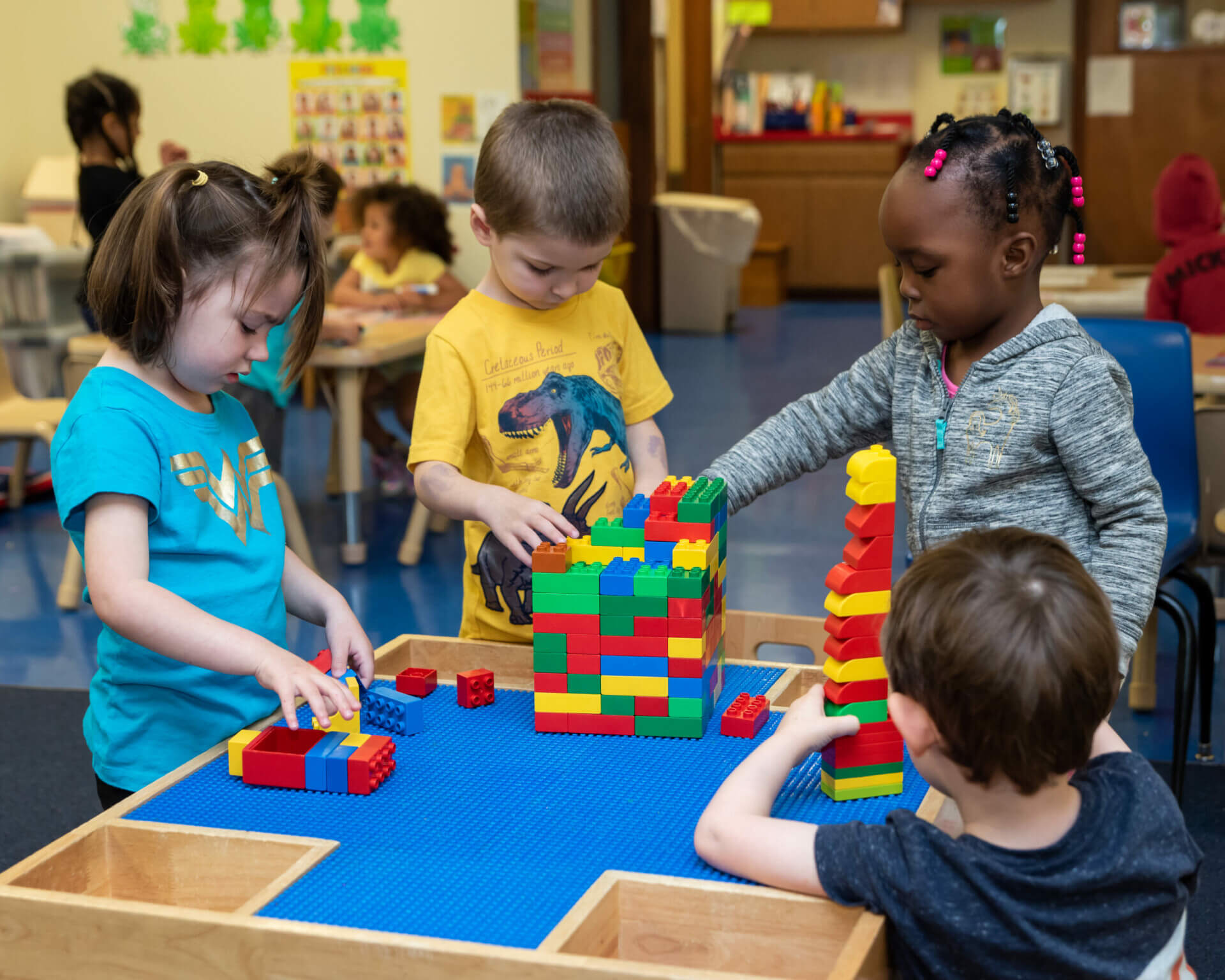 toddler-kids-playing-blocks